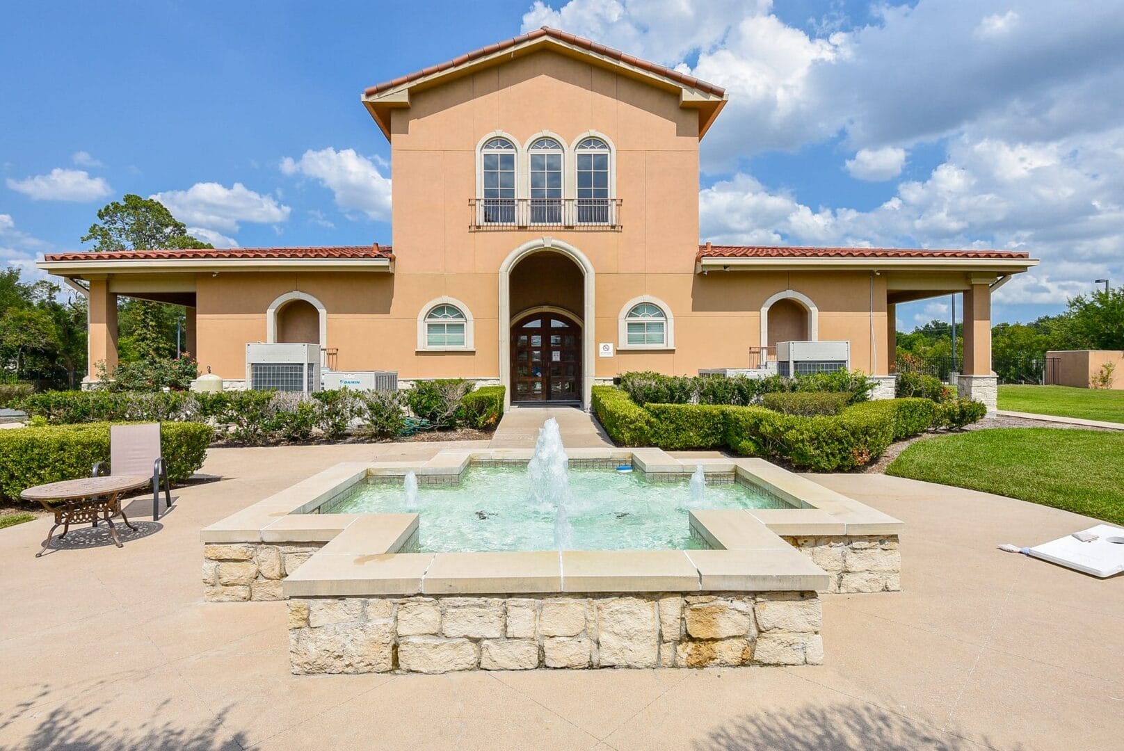 D72_7187-min | Virtue Recovery Houston Houston addiction treatment facility with relaxation fountain